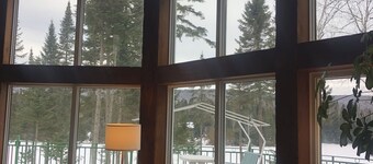 Chalet Paisible au Bord du lac en Plein Coeur de la Nature sur un Domaine Boisé