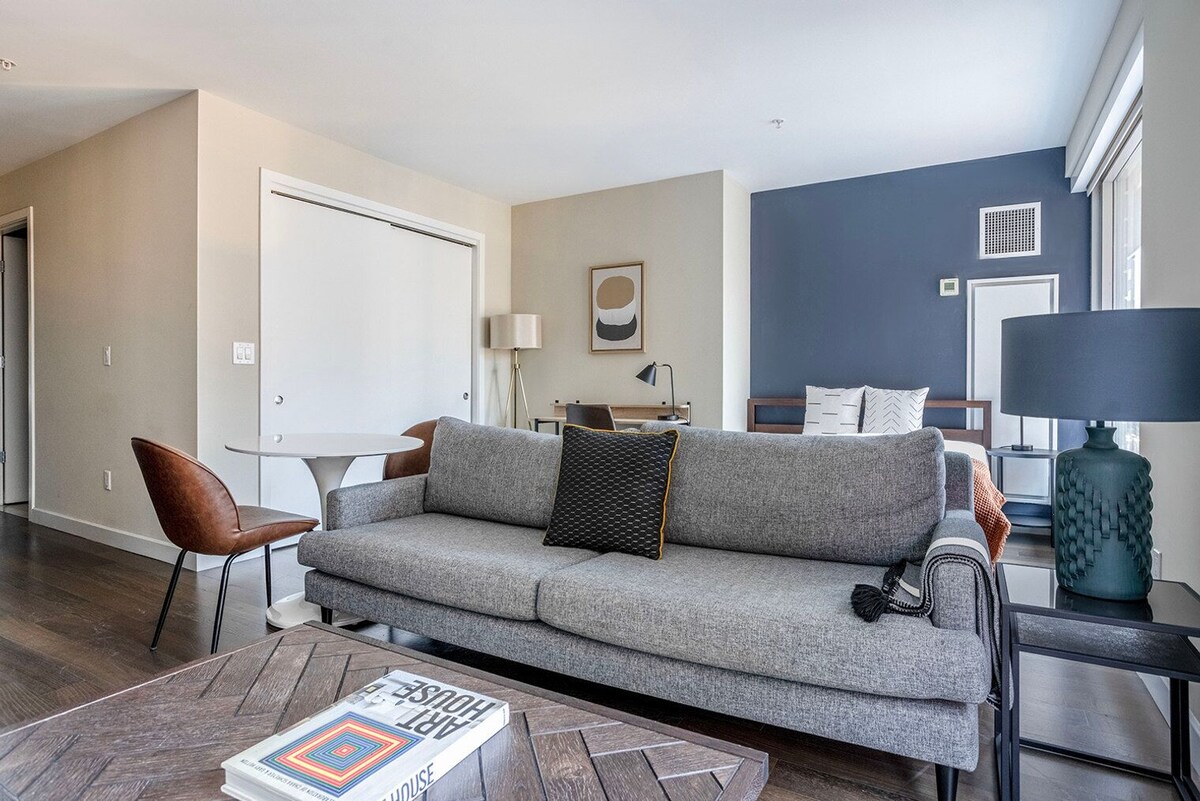 Trendy Back Bay Studio w/ Gym & W/D, nr Shopping, by Blueground