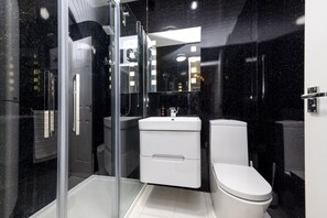 Een douche, een haardroger, handdoeken, shampoo