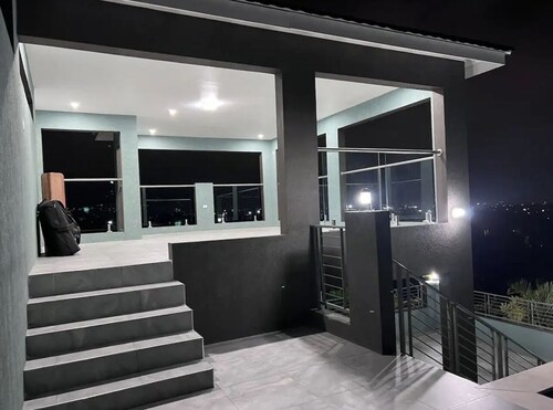 Luxury one bed room apartment with AC, roof top pool, WIFI located in Kingston.