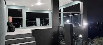 Luxury one bed room apartment with AC, roof top pool, WIFI located in Kingston.