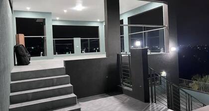 Luxury one bed room apartment with AC, roof top pool, WIFI located in Kingston.