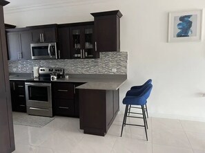 Fridge, microwave, oven, stovetop - Luxury one bed room apartment with AC, roof top pool, WIFI located in Kingston. (Kingston)