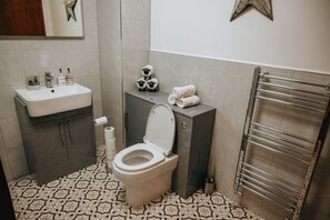 Shower - Luxury 5-Bed Farmhouse - Sleeps 8 & Hot Tub (Brecon)