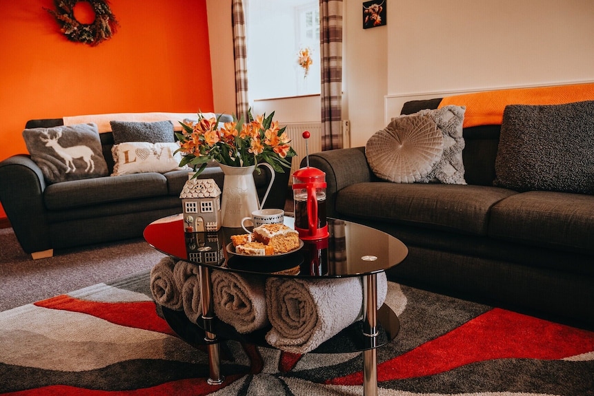 Luxury 5-bed Farmhouse - Sleeps 8 & Hot Tub - Brecon
