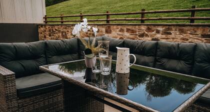 Luxury farmhouse Sleeps 8 hottub Brecon Beacons