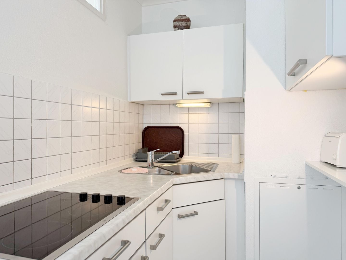 Fridge, stovetop, coffee/tea maker, electric kettle