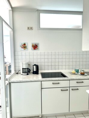 Kühlschrank, Herdplatte, Wasserkocher mit Kaffee-/Teezubehör