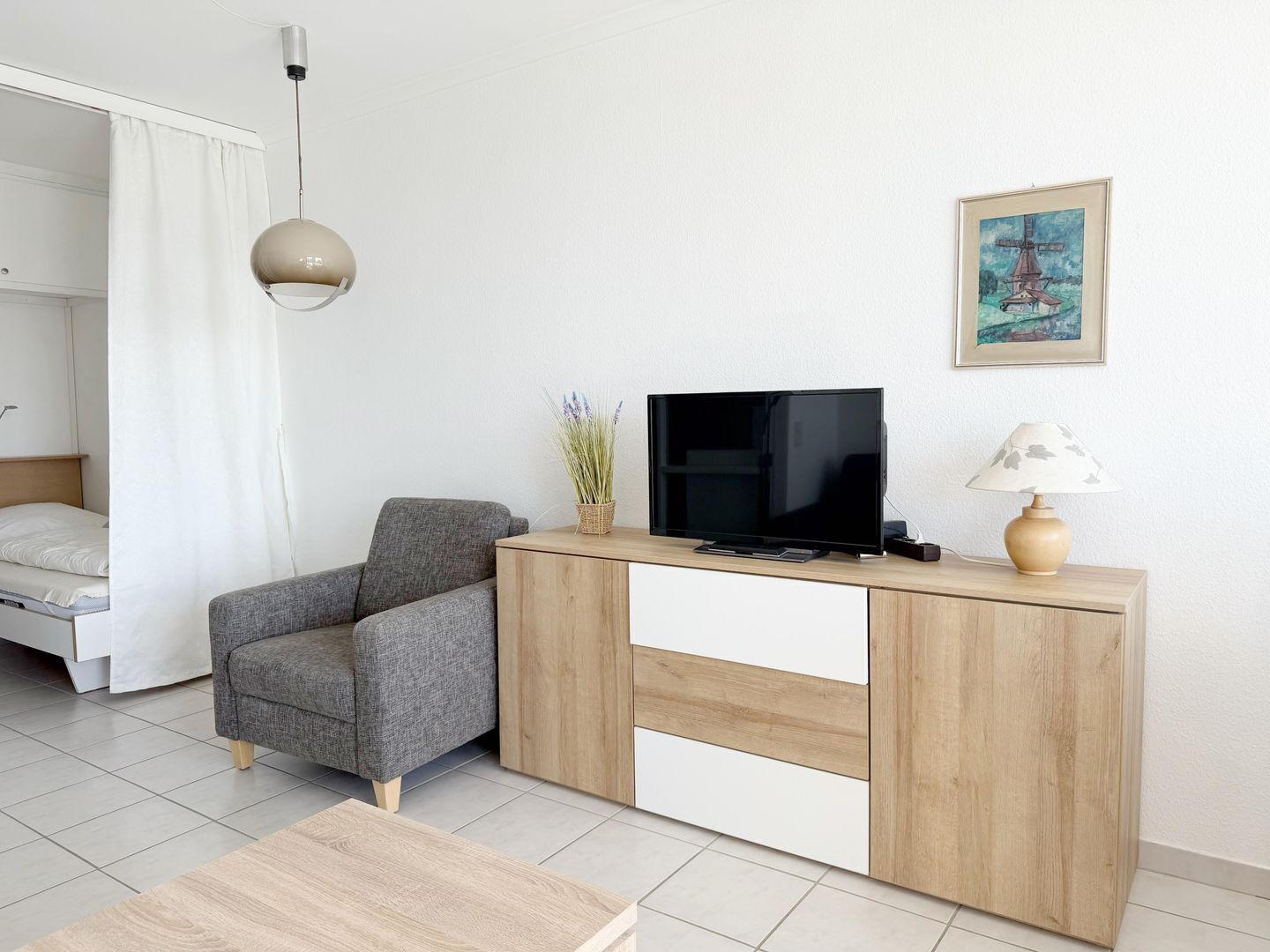 Televisie, een tafeltennistafel en een stereo