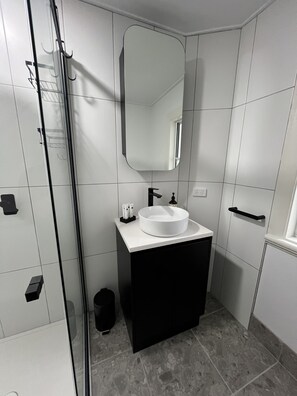 Premium-huoneisto, 2 makuuhuonetta, keittiö, näköala puutarhaan | Kylpyhuone | Suihku, sadesuihkupää, designer-hygieniatuotteet, hiustenkuivaaja