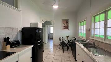 Premium Apartment, 2 Bedrooms, Kitchen, Garden View | Private kitchen
