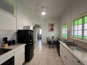 Premium Apartment, 2 Bedrooms, Kitchen, Garden View | Private kitchen