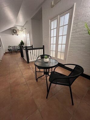 Premium-huoneisto, 1 makuuhuone, keittiö, näköala puutarhaan | Terassi/patio