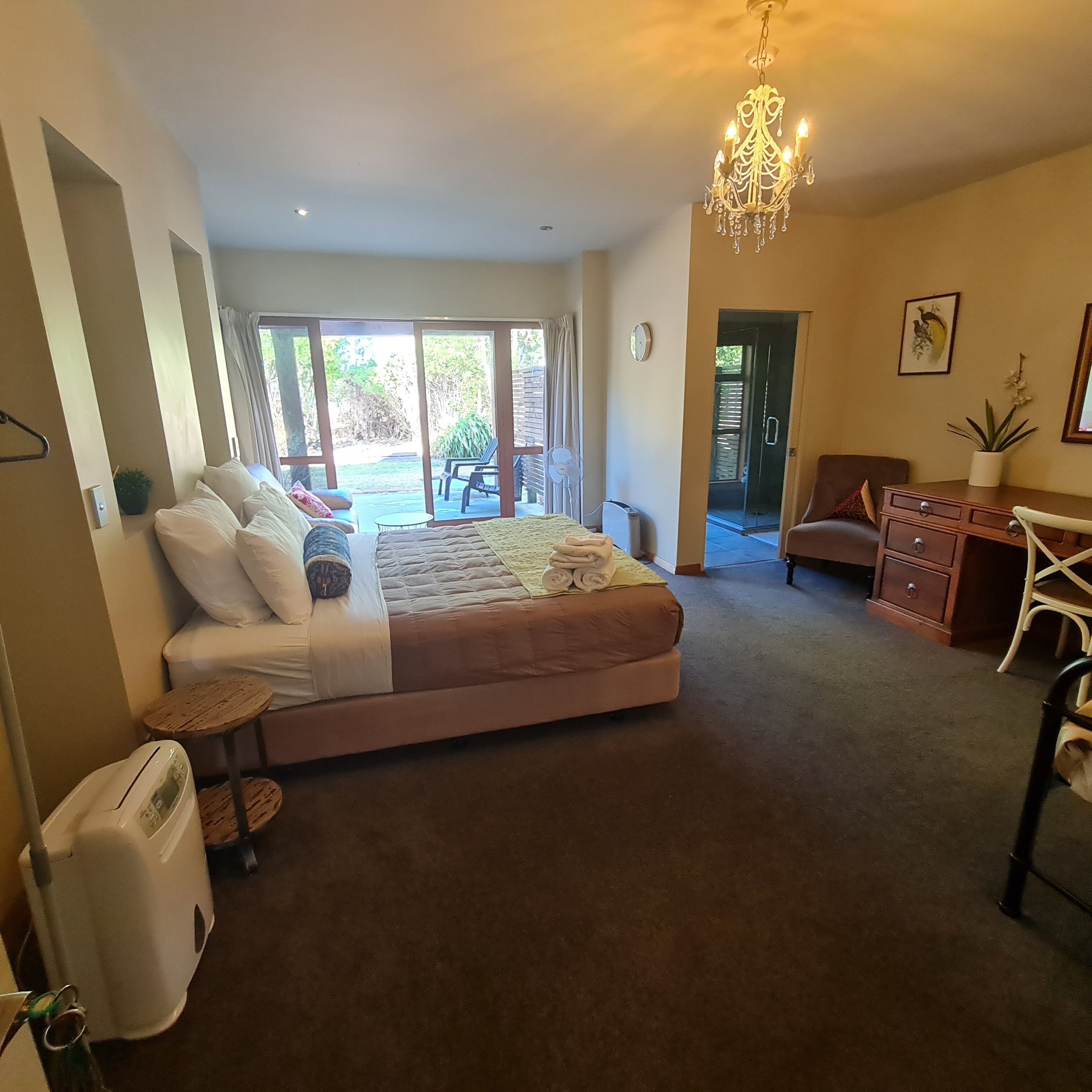 3 bedrooms, desk, iron/ironing board, travel crib