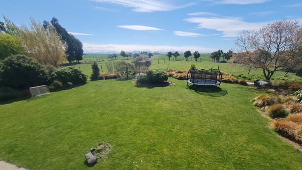 A well-maintained lawn with a trampoline, a small shed, and a fenced area. - Find your stay peaceful and comfortable with luxury. Kids friendly (Scarborough)