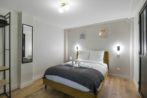 4 bedrooms, iron/ironing board, WiFi, bed sheets