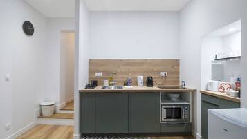 Micro-ondas, cafeteira/chaleira, talheres/pratos/utensílios de cozinha