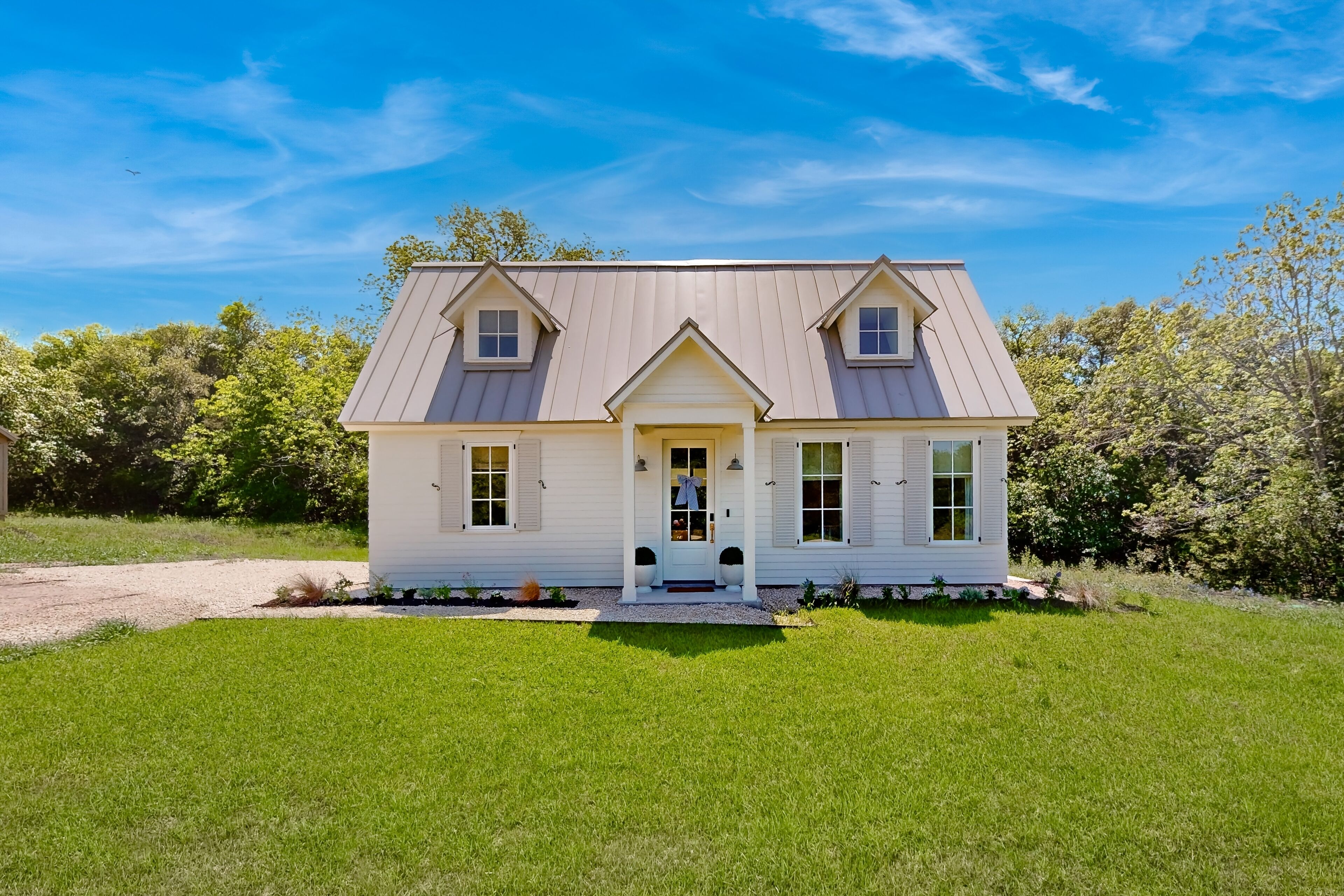 2 Farmhouse chic cottages between Brenham and Lake Somerville- open layout, W/D