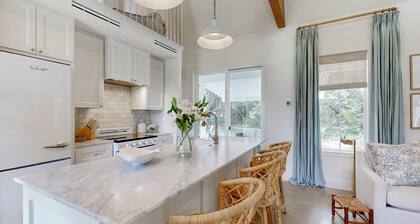 Elegant farmhouse-style cottage between Brenham with porch, open layout & loft