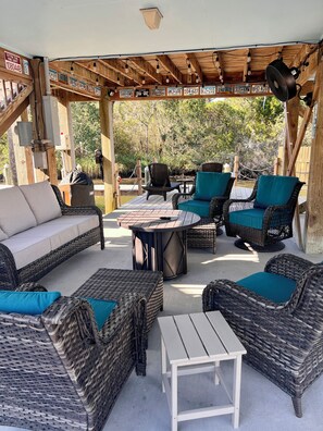 Terrace/patio - Bon Secour Cottage - Riverfront near Gulf beaches, sports complex, Wharf, OWA (Foley)