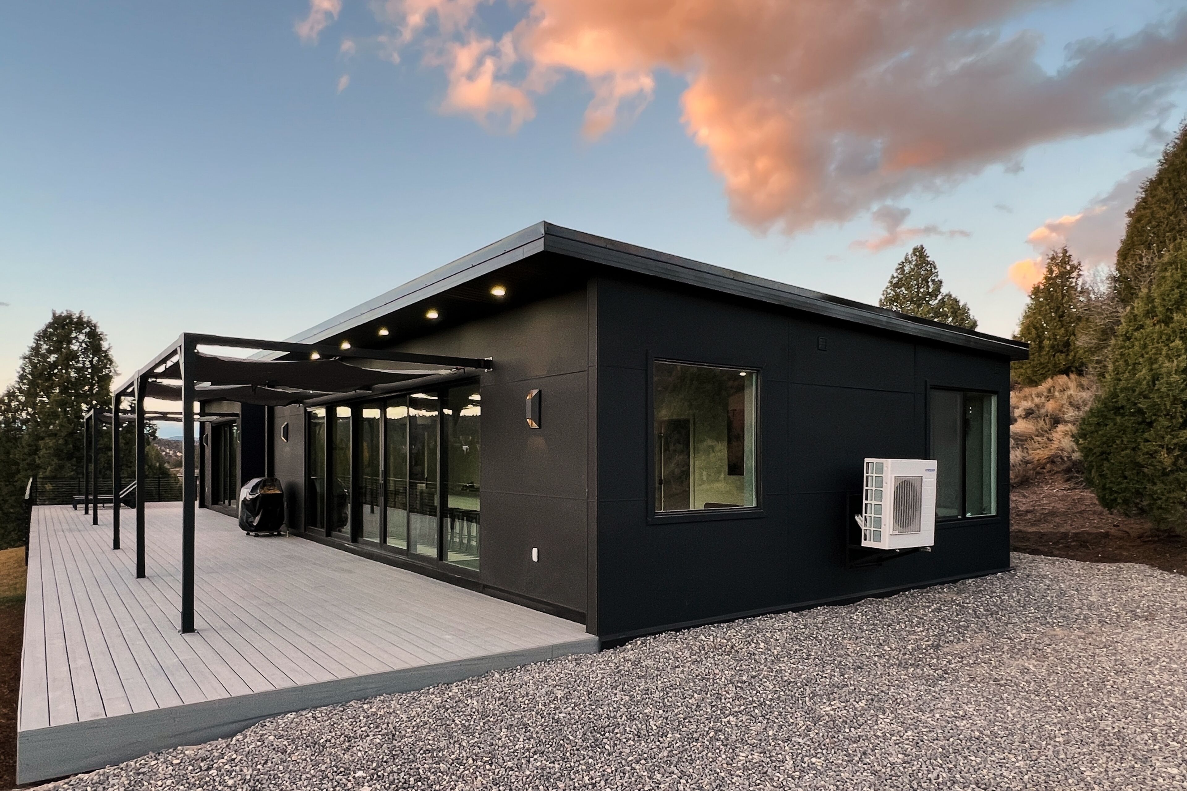 Sustainable/off-grid solar home on 2.5 acres with private deck & amazing views