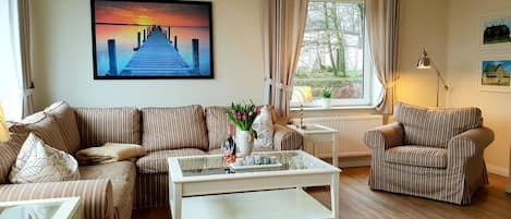 Een televisie en een stereo
