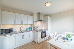 Fridge, microwave, oven, stovetop - Fewo1846 - Adlerhorst Museumsberg - Fewo1846 - Adlerhorst (Flensburg)