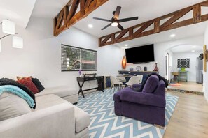 TV, offices - The Spanish Watson Casita, Hot Tub, Pool Oasis (Visalia)