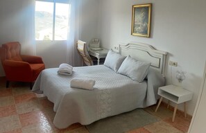 3 bedrooms, iron/ironing board, WiFi, bed sheets - El Mirador de Sierra Mágina, in Noalejo. (Noalejo)