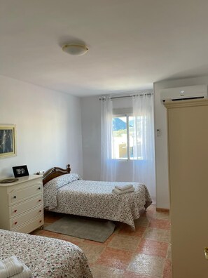 3 bedrooms, iron/ironing board, WiFi, bed sheets