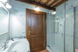 Shower - Country house sleeps 10 with pool (Asciano)