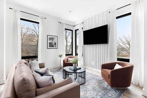 TV connectée, livres, espaces bureaux