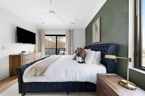 4 室のベッドルーム、デスク、アイロン / アイロン台、旅行用ベビーベッド