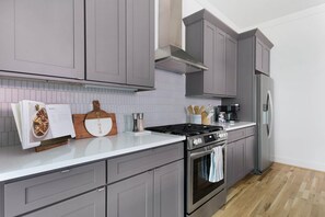 冷蔵庫、電子レンジ、オーブン、コンロ