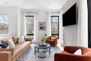 TV connectée, livres, espaces bureaux