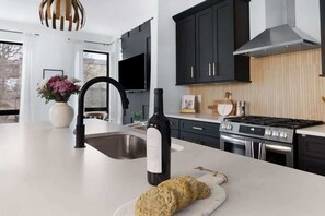 Fridge, microwave, oven, stovetop - The Chorus- Rooftop Lounge + 1.5 miles to Broadway! (Nashville)