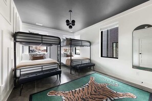4 Schlafzimmer, Schreibtisch, Bügeleisen/Bügelbrett, Reisekinderbett
