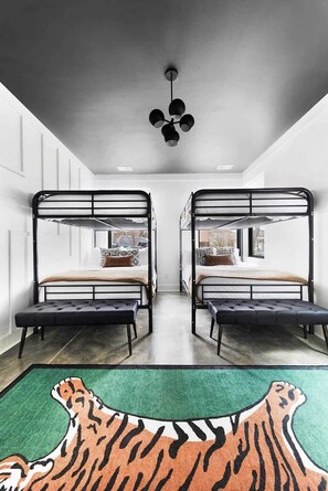 4 bedrooms, desk, iron/ironing board, travel crib