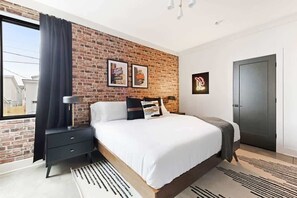 4 habitaciones, escritorio y tabla de planchar con plancha