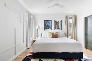 4 chambres, bureau, fer et planche à repasser, lit parapluie