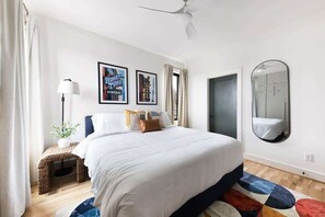 4 sovrum, skrivbord, strykjärn/strykbräda och resesäng