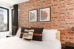 4 quartos, escrivaninha, ferros/tábuas de passar roupa, berço de viagem