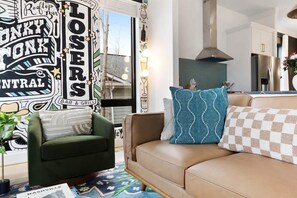 TV connectée, livres, espaces bureaux