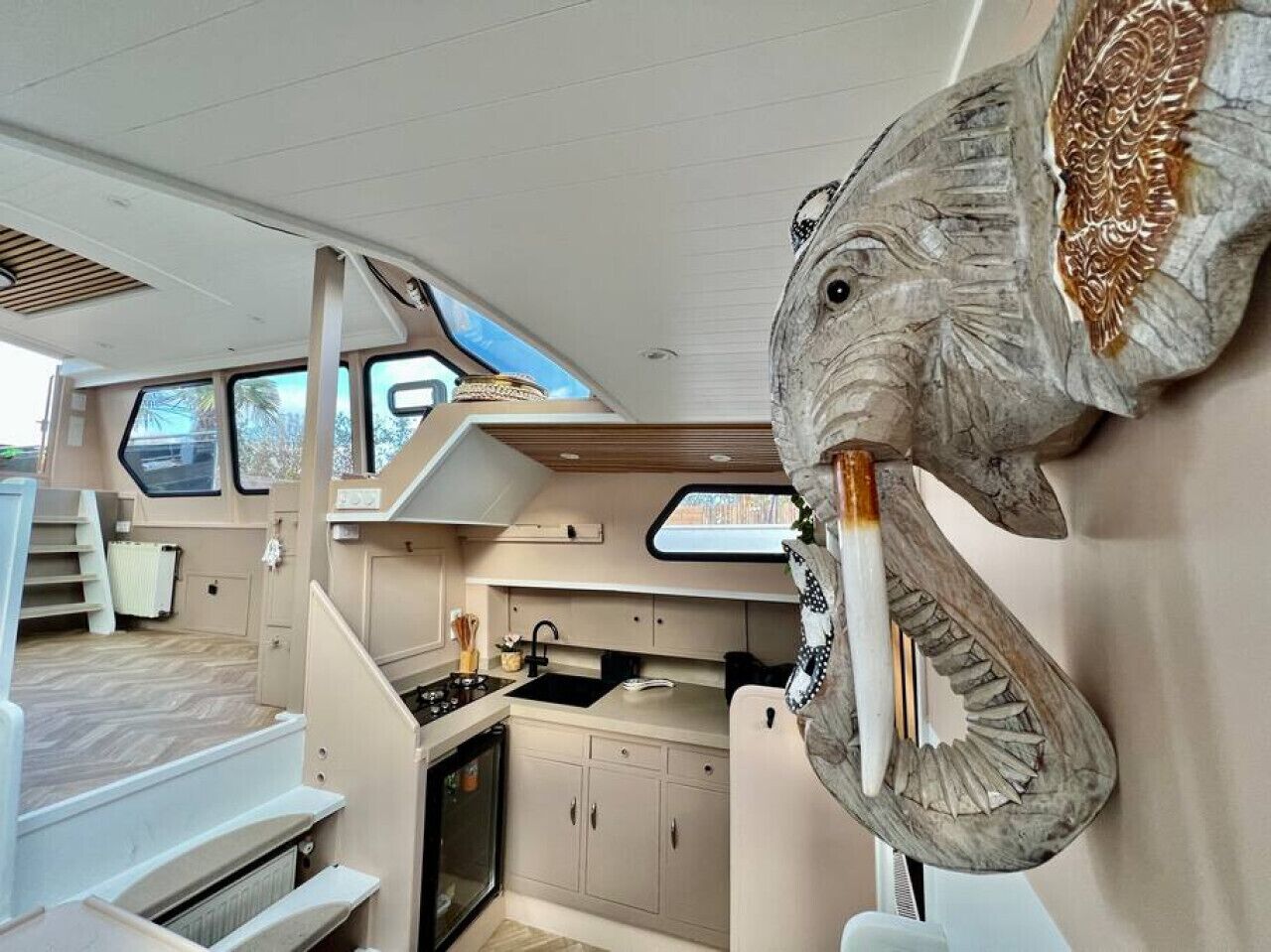 Frigorífic, forn, placa de cuina i cafetera i tetera 