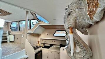 Frigorífic, forn, placa de cuina i cafetera i tetera