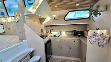 Fridge, oven, stovetop, coffee/tea maker