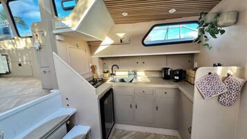 Fridge, oven, stovetop, coffee/tea maker