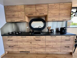 Refrigerador, parrilla de estufa, lavavajillas y cafetera y tetera 