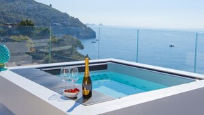 A modern infinity pool with a clear view of the sea and a distant coastline. - Villa Nerea - by Elite Villas (Massa Lubrense)