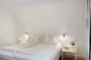 2 bedrooms, iron/ironing board, free WiFi, bed sheets - Apartment 'Ferienhaus Neudorf' with Private Terrace, Private Garden and Wi-Fi (Varel)